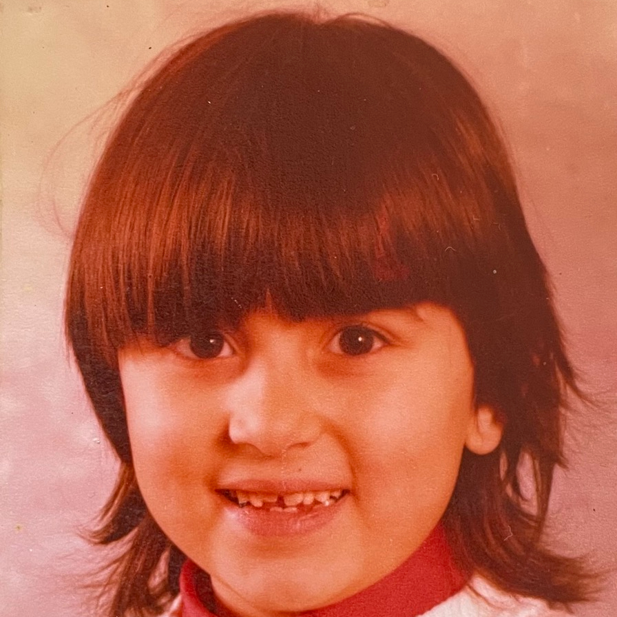 Arkamdan Su Döken Eller